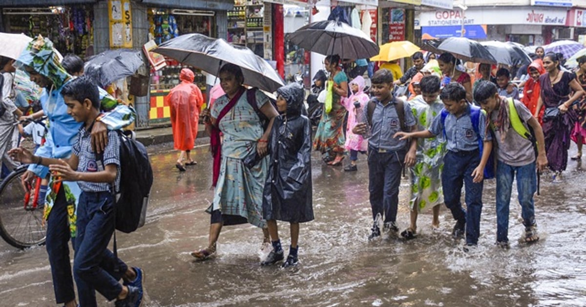 Dinamani2f2024 10 222f1kzqnn7v2frain Weather School Students Pti Edi.jpg