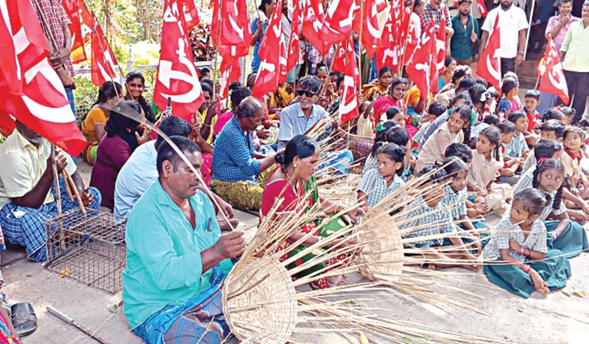 பொன்னேரி | பழங்குடி இன சான்றிதழ் வழங்க கோரி சார் ஆட்சியர் அலுவலகம் முன்பு நூதன போராட்டம் | Protest in front of the Collector office demanding the tribal caste certificate