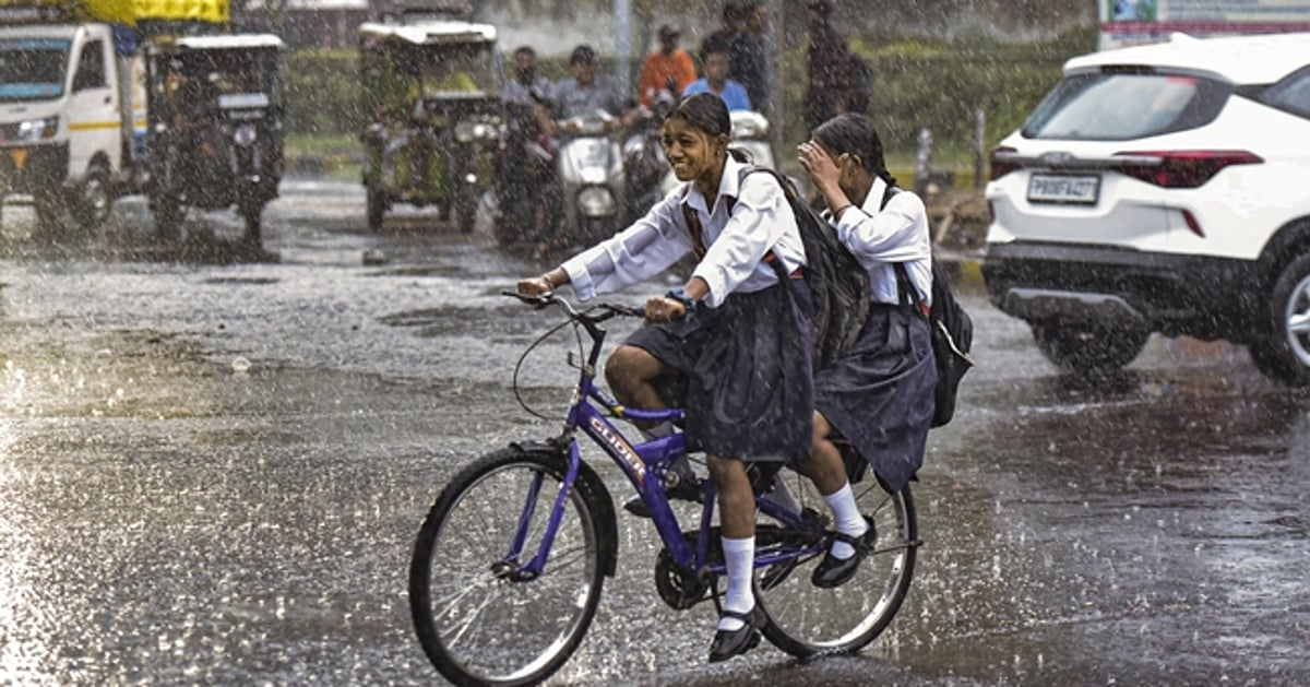 Dinamani2f2024 11 262f0gevdauu2fschool Girls In Rain Edi.jpg