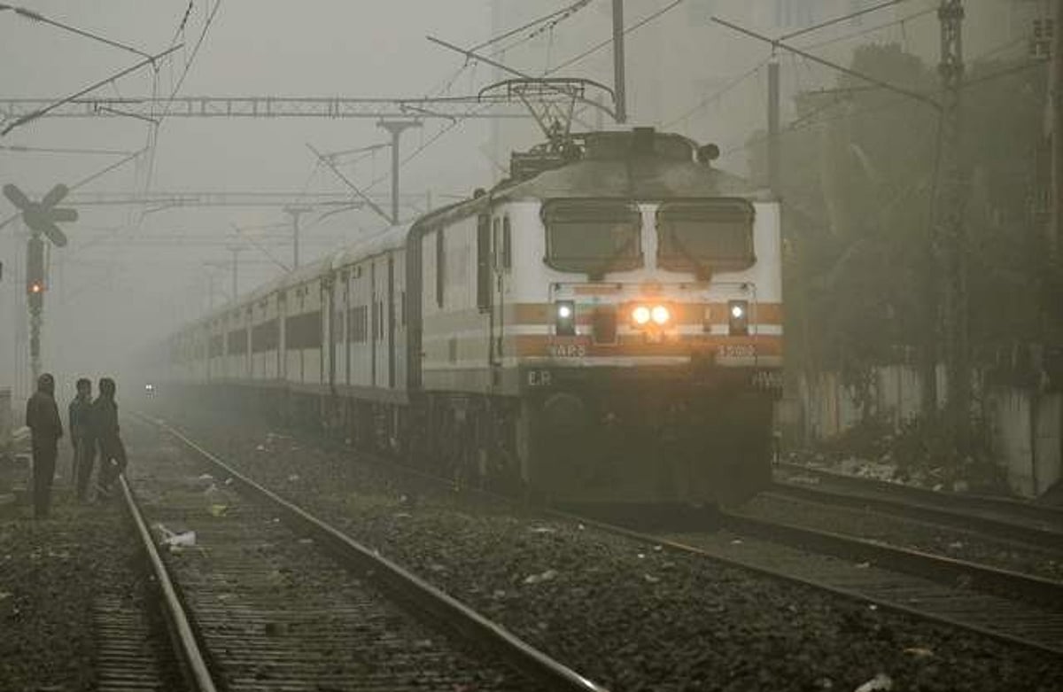 Dinamani2fimport2f20232f122f242foriginal2ftrain Rail Snow Fog Edi.jpg