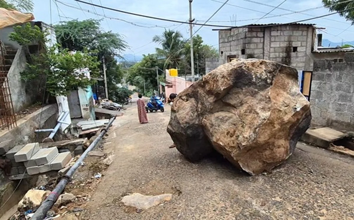 மலைக் குன்றிலிருந்து சாலையில் சரிந்து விழுந்த ராட்சதப் பாறையால் பரபரப்பு dinamani2F2025 07 222F4km40qtt2F22vndvp3 2207chn 187 1