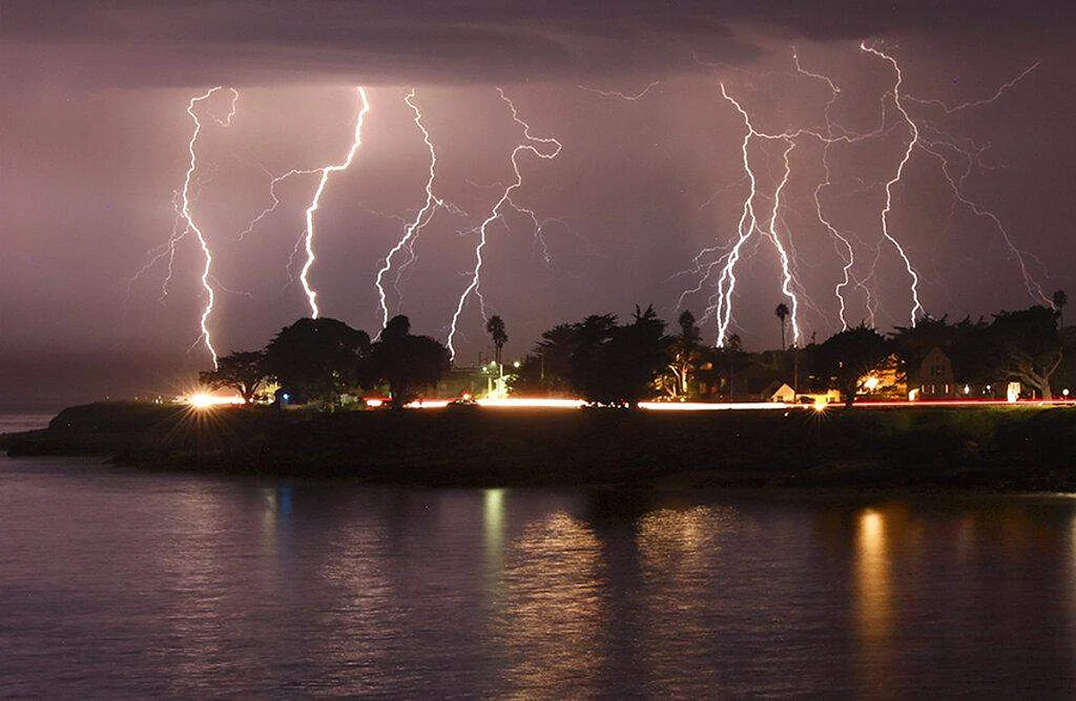 dinamani2Fimport2F20202F122F252Foriginal2FMitchell Cove Lightning Storm AP
