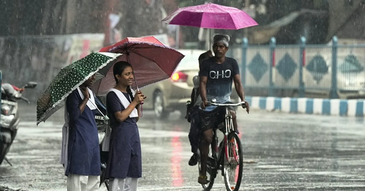 dinamani2F2025 08 042F3mnsquti2FSchool girl in rain edi