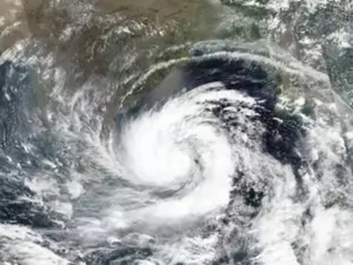 dinamani2Fimport2F20202F102F82Foriginal2Fcyclone1