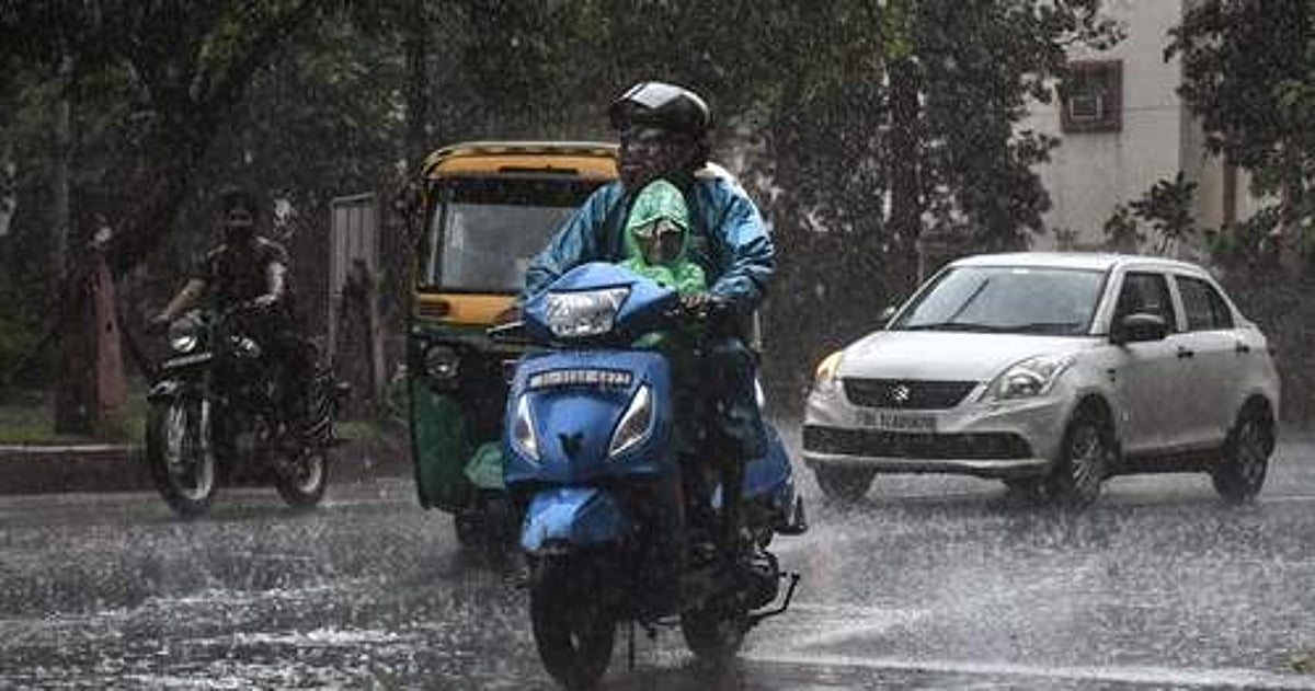 dinamani2Fimport2F20222F82F222Foriginal2FRain weather bike road edi