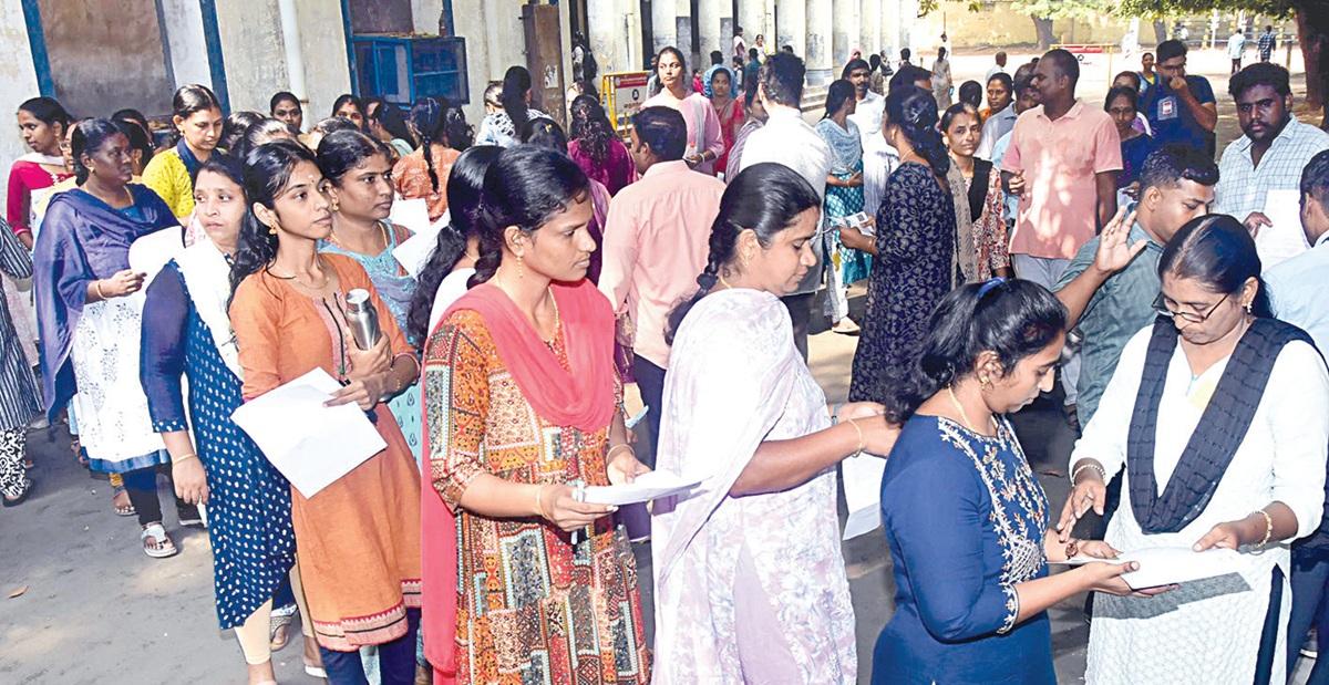 முதுநிலை ஆசிரியர் பணி: 2.20 லட்சம் பேர் தேர்வு எழுதினர் | Postgraduate Teaching exam