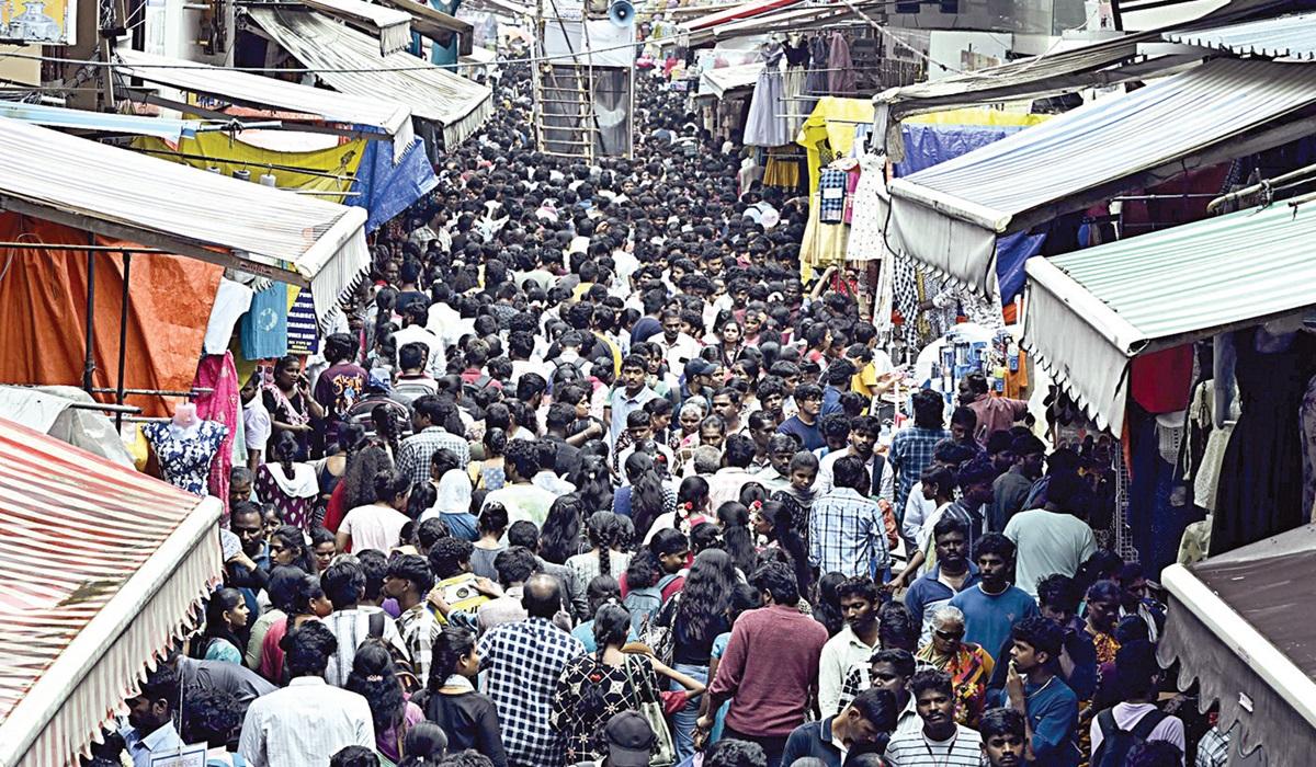 பாதுகாப்புப் பணியில் 1000 போலீஸார்: சென்னையில் களைகட்டிய தீபாவளி விற்பனை | 1000 policemen on security duty for diwali