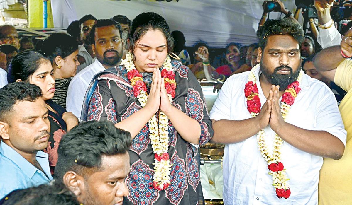 வியாசர்பாடி வீட்டில் அஞ்சலிக்காக வைக்கப்பட்டிருந்த ரவுடி நாகேந்திரன் உடல் முன்பு திருமணம் செய்த 2-வது மகன் | Rowdy Nagendran 2nd son marriage in funeral