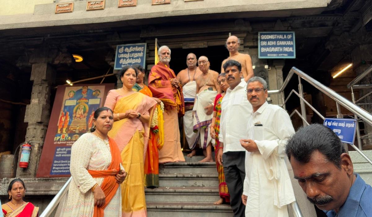 4 கோயில்களின் 54 கிலோ தங்கம் பாரத ஸ்டேட் வங்கியில் அமைச்சர்கள் ஒப்படைப்பு | Ministers hand over 54 kg of gold from 4 temples to State Bank of India