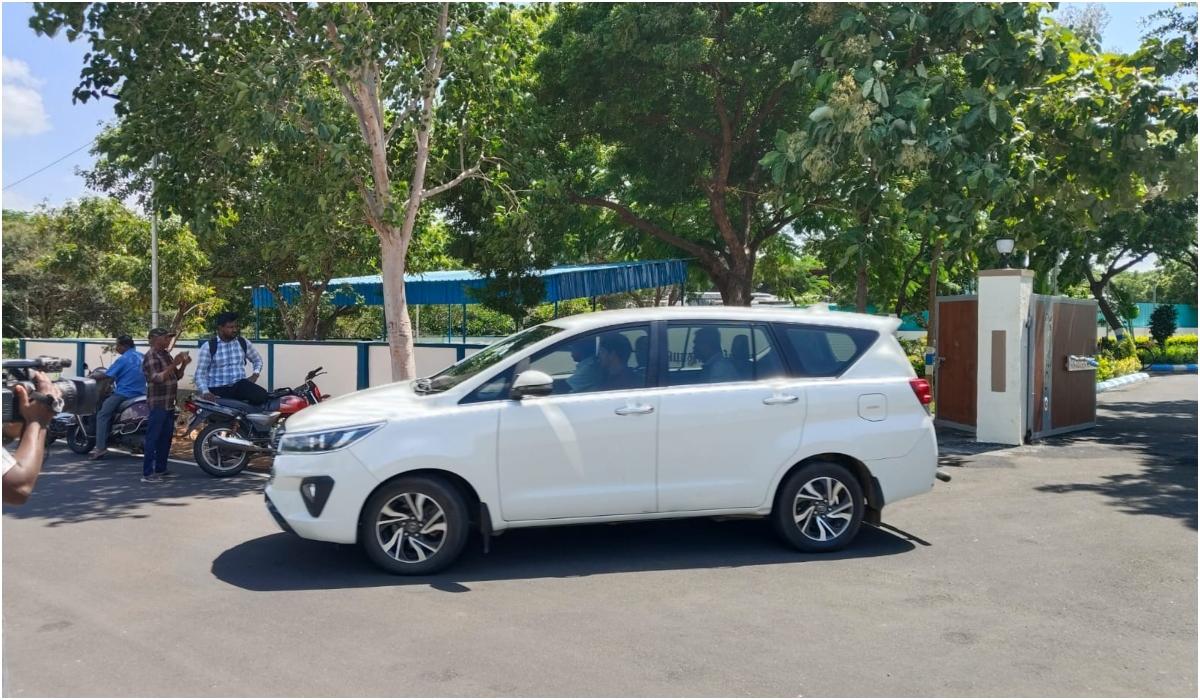 கரூருக்கு சிபிஐ அதிகாரிகள் மீண்டும் வருகை: விசாரணையை தொடங்கினர் | CBI officers begin inquiry in Karur after 11 days of break 1381507