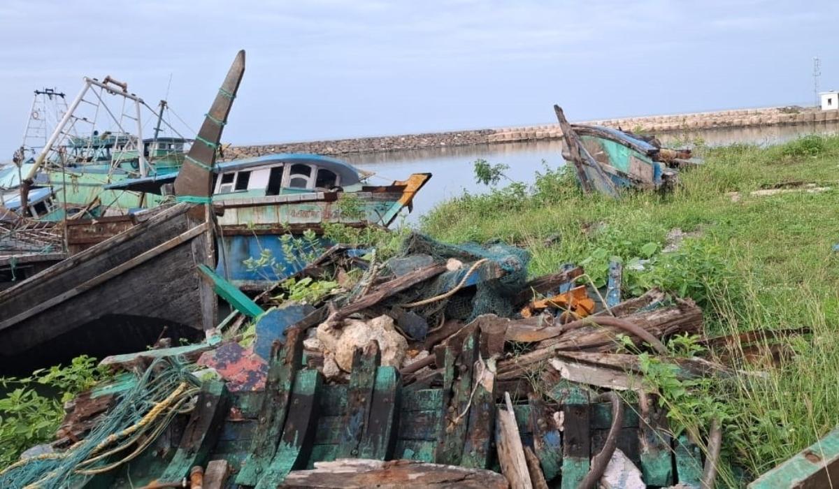 இலங்கையில் நாட்டுடமையாக்கப்பட்ட தமிழக மீனவர்களின் படகுகள் உடைக்கப்படும் அவலம்! | Sri Lanka Destroys Tamil Nadu Fishermen's Boats 1381526