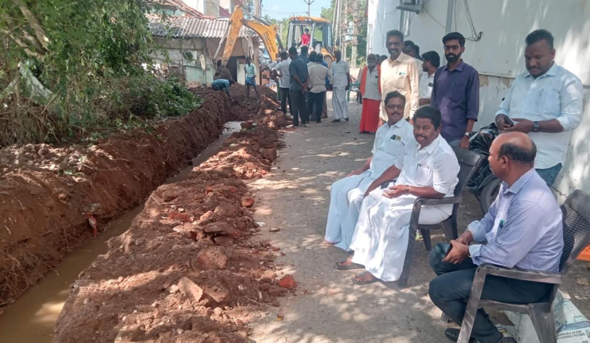 70 நாட்களுக்கு மேல் தேங்கிய மழைநீர் வடிந்தது: 5 மணி நேரம் கண்காணித்து பணிகளை முடித்த கும்பகோணம் எம்எல்ஏ | Stagnant Rain Water Drained: Kumbakonam MLA Take Action 1381534