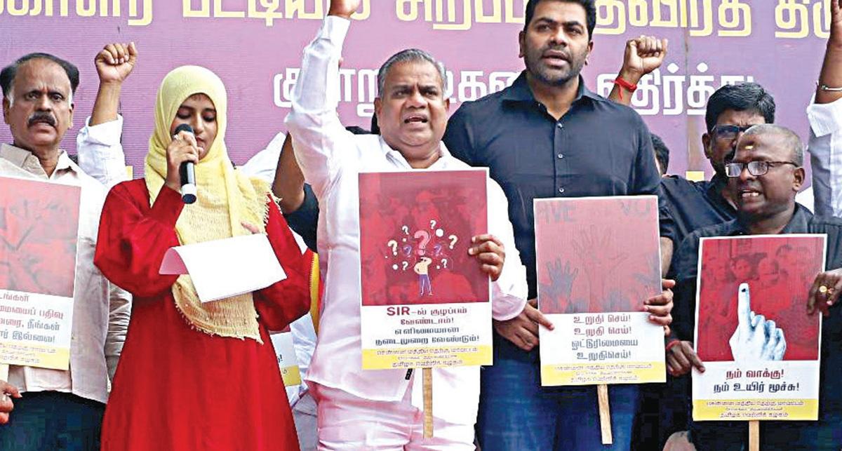 எஸ்ஐஆரில் அரசியல் தலையீடு இருக்கக் கூடாது – தமிழகம் முழுவதும் நடைபெற்ற ஆர்ப்பாட்டத்தில் தவெக வலியுறுத்தல் | TVK SIR protest all over TN