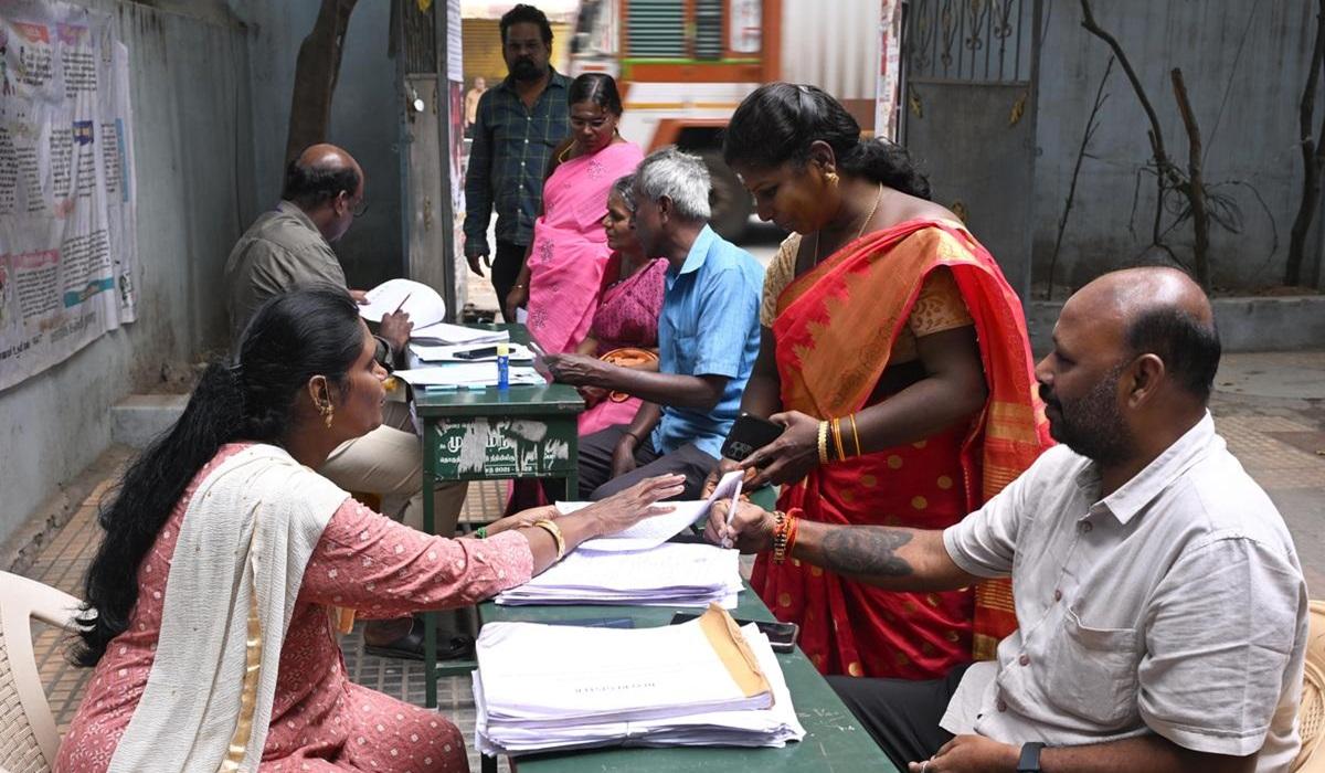 சென்னையில் அனைத்து வாக்குச்சாவடிகளிலும் இன்று ​முதல் நவ.25 வரை வாக்காளர் உதவி மையம் செயல்படும்: தேர்தல் அதிகாரி தகவல் | Voter assistance centers will be operational at all polling stations in Chennai from today until Nov 25