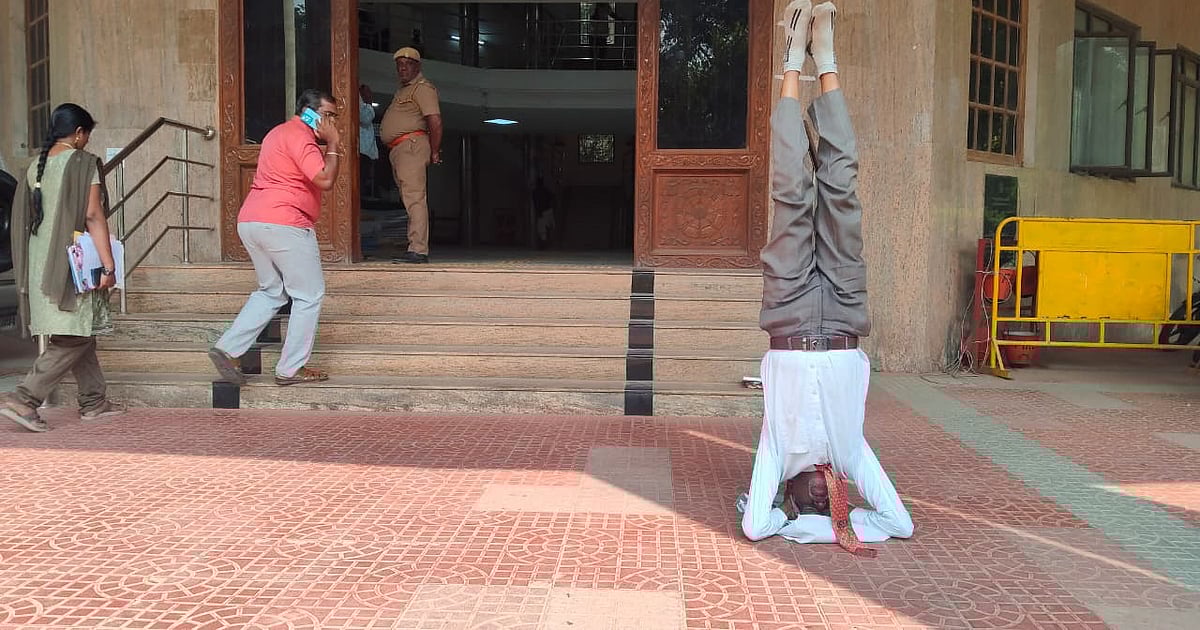 நெல்லை: SIPCOT நில எடுப்பிற்கு இழப்பீடு தர மறுப்பு; தலைகீழாக நின்று போராடிய ஓய்வுபெற்ற நல்லாசிரியர் | Retired teacher protest after denied compensation for land taken for sipcot Industrial Estate