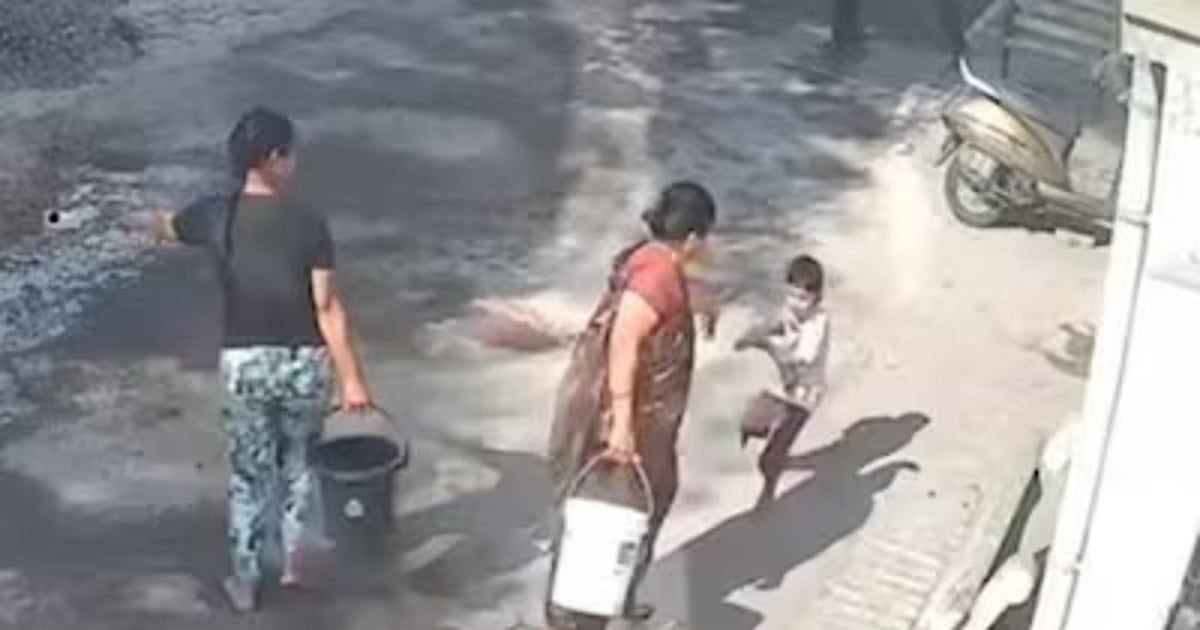 Holi: பாட்டி மீது கலர் தண்ணீரை அடித்த பேரன்; கோபமான பாட்டியால் விபரீதத்தில் முடிந்த ஹோலி விளையாட்டு | Grandmother pours boiling water on grandson who sprinkled colour powder