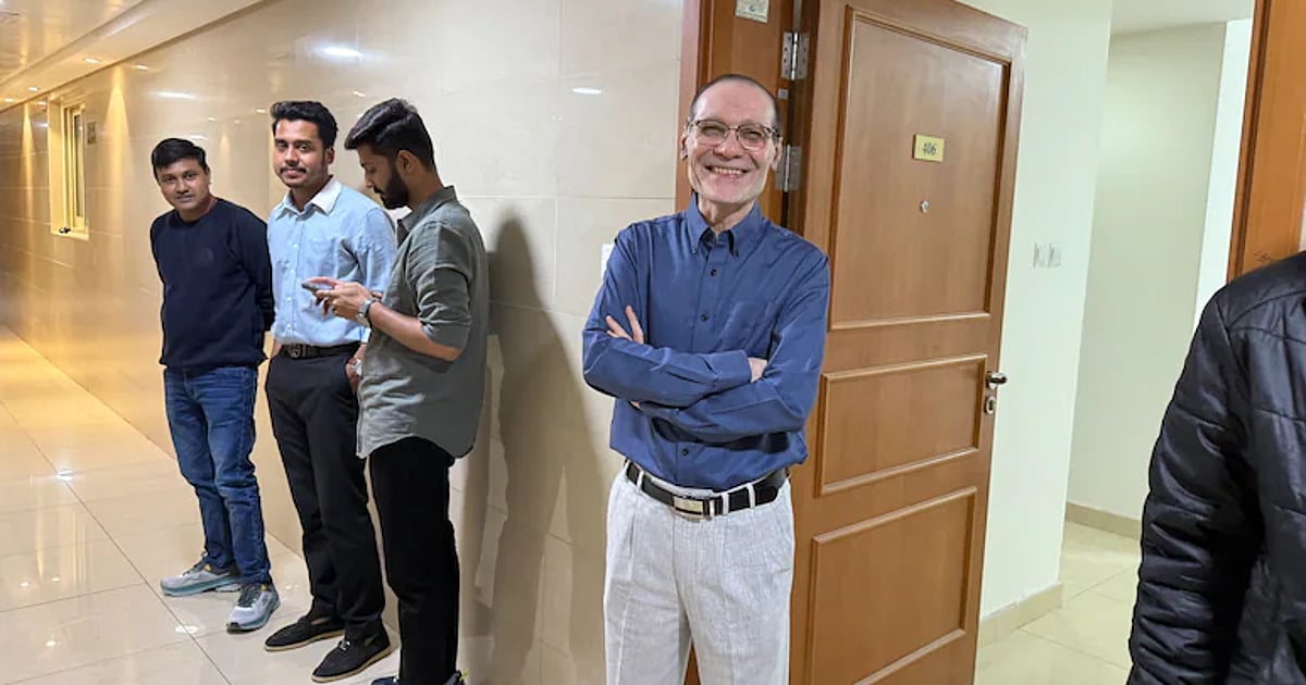 துபாய்: 64 மாடி கட்டடம், Rolls-Royce கார்; பாதிக்கப்பட்ட இந்தியர்களுக்கு உதவும் இந்திய தொழிலதிபர்கள்