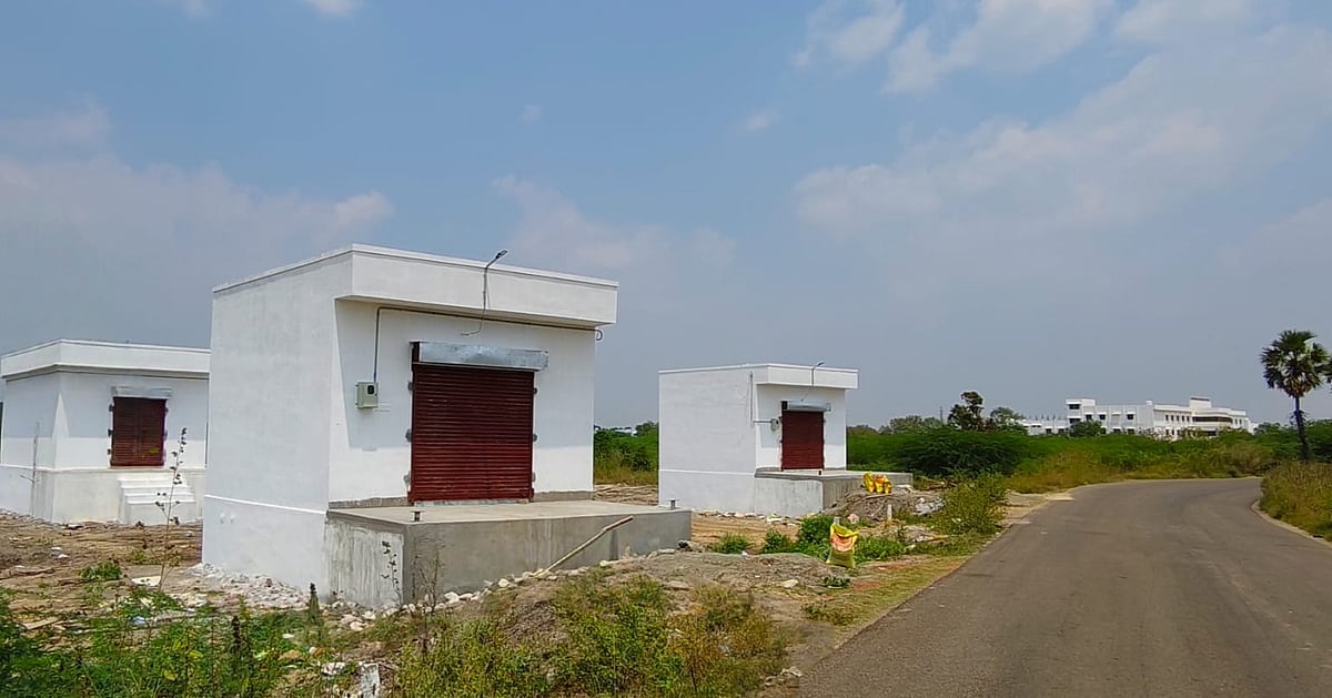 சிவகாசியில் பள்ளிக்கூடம் அருகே பட்டாசு ஆலைக்கு அனுமதி; விபத்து அபாயத்தால் பயத்தில் பெற்றோர்கள் | Permission granted for a firecracker factory near a school in Sivakasi; Parents fearful of the risk of accidents