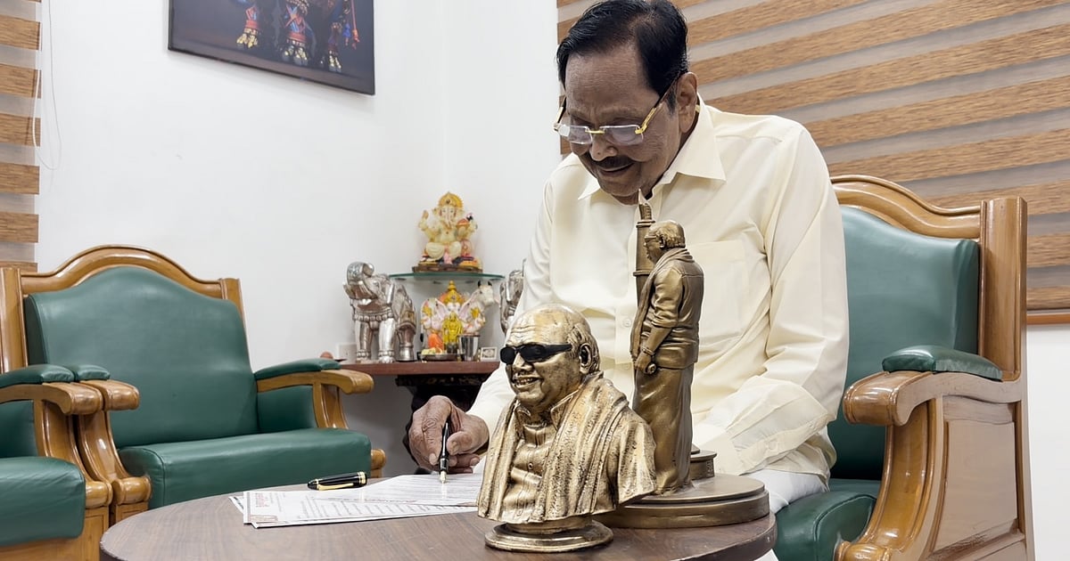 காட்பாடி: `ஊராட்சிகளில் உள்கட்டமைப்பு வளர்ச்சி’ – வீடுதோறும் கடிதம்; கவனம் ஈர்த்த துரைமுருகன்