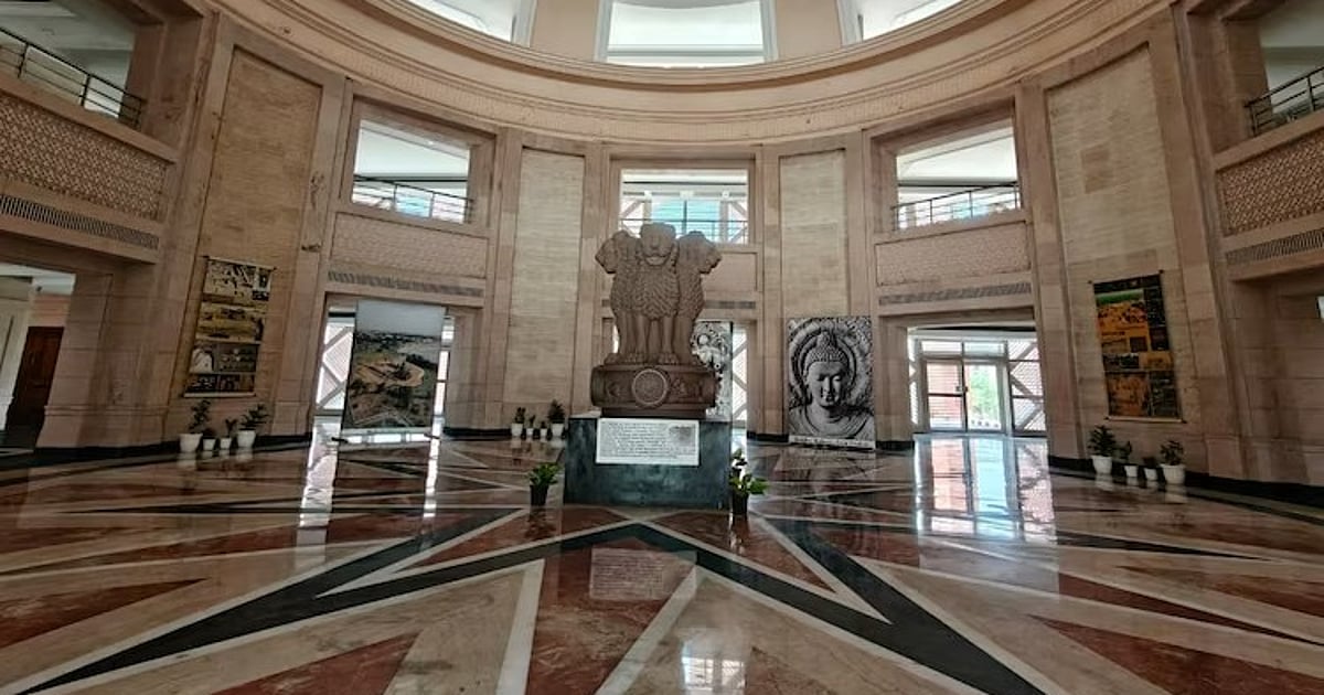 வெறும் 15 மாணவர்களுக்காக இயங்கும் கல்வி நிலையம்: உத்தரப்பிரதேசத்தின் தொல்லியல் நிறுவனத்தின் அவல நிலை! | An Educational Institution Operating for Just 15 Students.