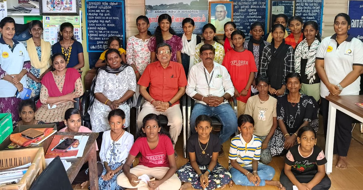 நெல்லை: ஒரே நாளில் 100 மாணவர்களை அரசு நூலகத்தில் இணைத்து சாதனை; நூலகர் சி.அகிலனின் அசத்தல் முயற்சி!