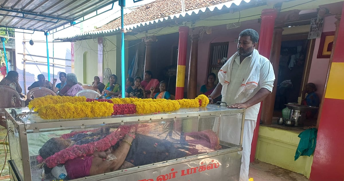 ”நகையை அடகு வச்சி தேர்தல் செலவுக்கு பணம் கொடுத்தார்” – மறைந்த தாயை நினைத்து உருகும் தவெக வேட்பாளர்