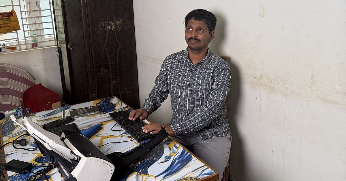 புதுக்கோட்டை ஆசிரியர் பொன்.சக்திவேல்; பார்வையற்றோரின் இருள் விலக்கும் `டிஜிட்டல் ஏகலைவன்!'
