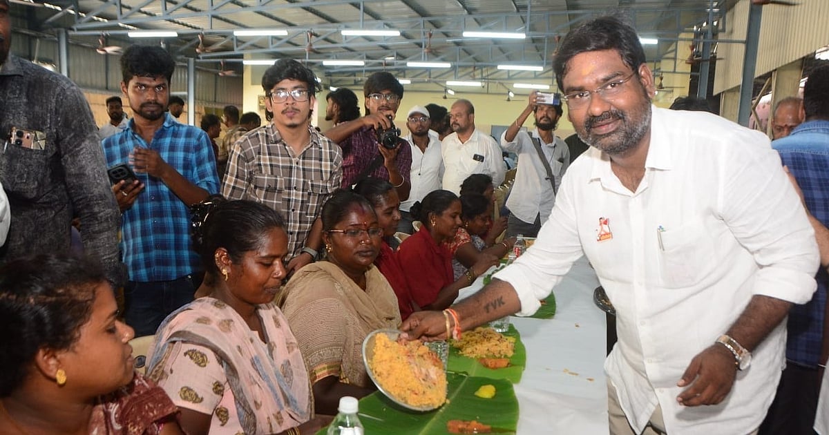 வேலூர்: குறைகளைச் சொன்ன தூய்மைப் பணியாளர்கள்; குறிப்பெடுத்துக்கொண்ட தவெக எம்எல்ஏ வினோத் கண்ணன்!