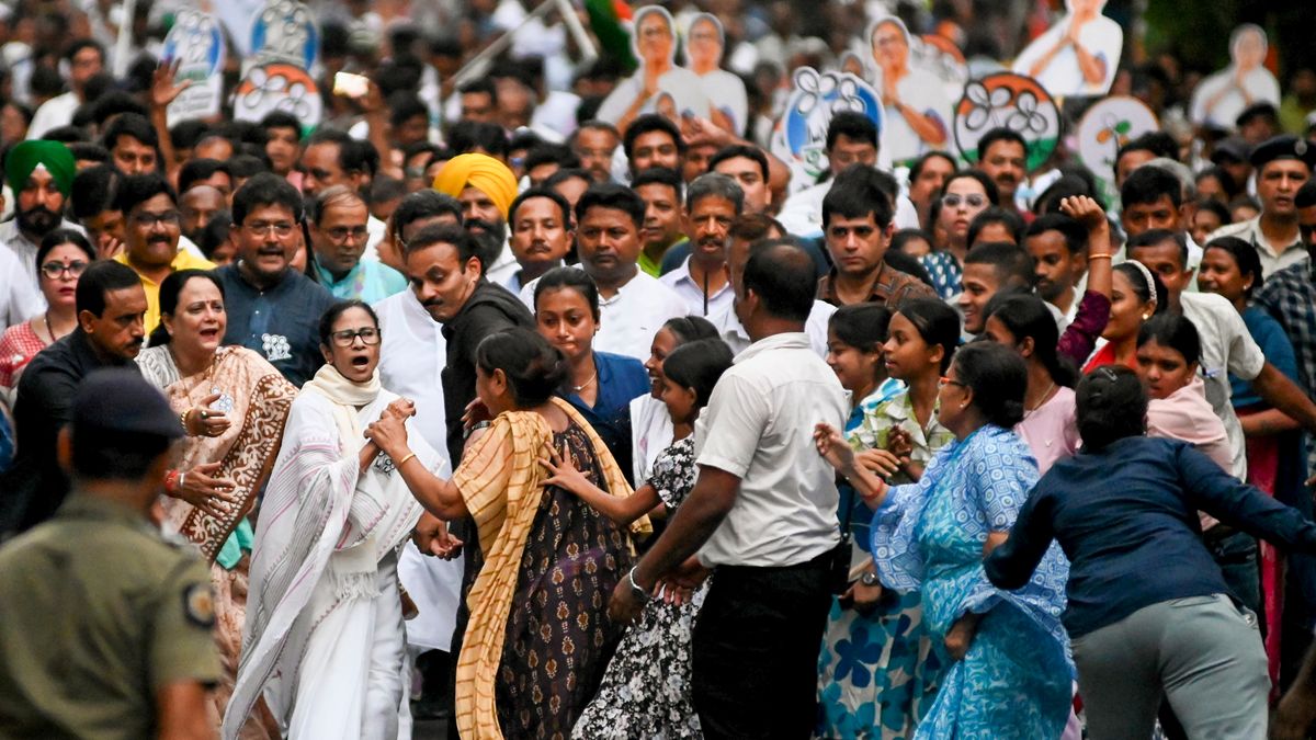 மமதாவின் கோட்டை தகர்கிறதா? அதிருப்தி எம்பிக்கள் எடுத்த அதிரடி முடிவு! | TMC Political Crisis 2026: 20 Dissident MPs Join NCPI To Align With NDA, Mamata Fights Back