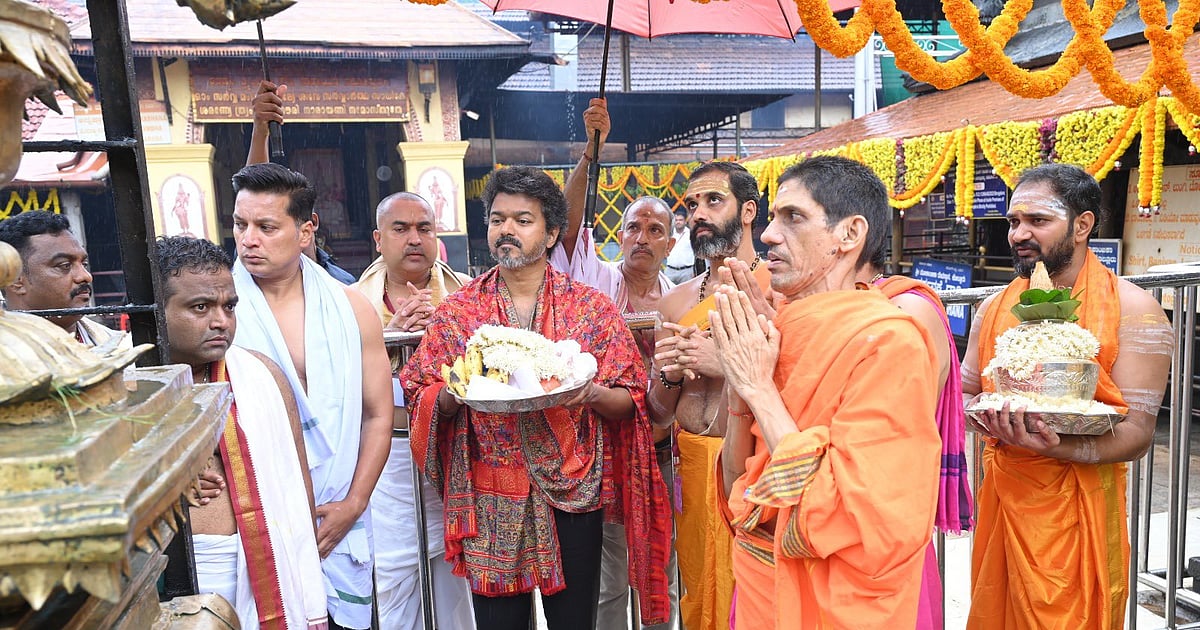 மூகாம்பிகை கோயிலில் விஜய் தரிசனம்: எம்.ஜி.ஆர் பாணியில் வாள் காணிக்கை |Vijay Follows MGR’s Footsteps With Mookambika Temple Offering