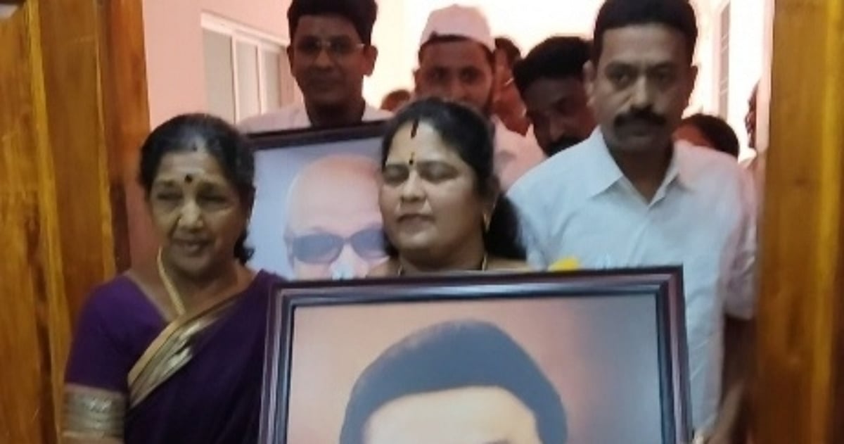 கிருஷ்ணகிரி நகர்மன்றக் கூட்டம்: முன்னாள் முதல்வர்களின் படங்களை வைக்க போட்டி போட்ட திமுக – அதிமுக! | Krishnagiri municipality councillors ex chief ministers photo politics