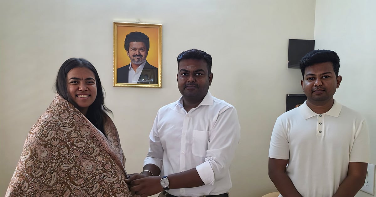 தொழில்துறை அமைச்சர் கீர்த்தனாவை மரியாதை நிமித்தமாக சந்தித்த வடிவேல் கிராக்கர்ஸ் நிறுவன இயக்குநர்கள்! | directors of vadivel crackers met minister keerthana and discussed about the well being of the industry