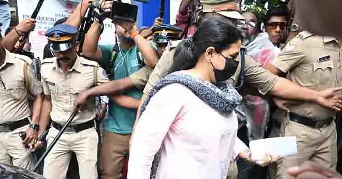 தனியார் நிறுவனத்திடம் மாசப்படி பெற்ற வழக்கு; அமலாக்கத்துறை விசாரணைக்கு ஆஜரான பினராயி விஜயன் மகள்!