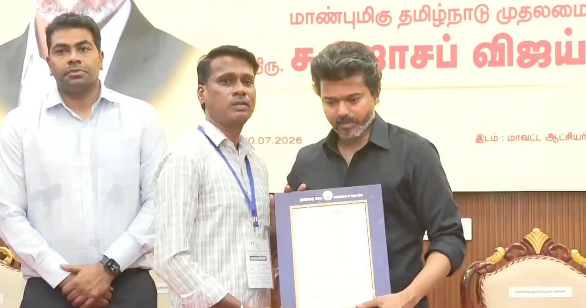 ‘எமோஷனல் ஆன கரூர் குடும்பத்தினர்; கதறி அழுத முதல்வர் விஜய்!’ – என்ன நடந்தது? |”Why Did Chief Minister Vijay Cry? Emotional Karur Family Incident Explained”