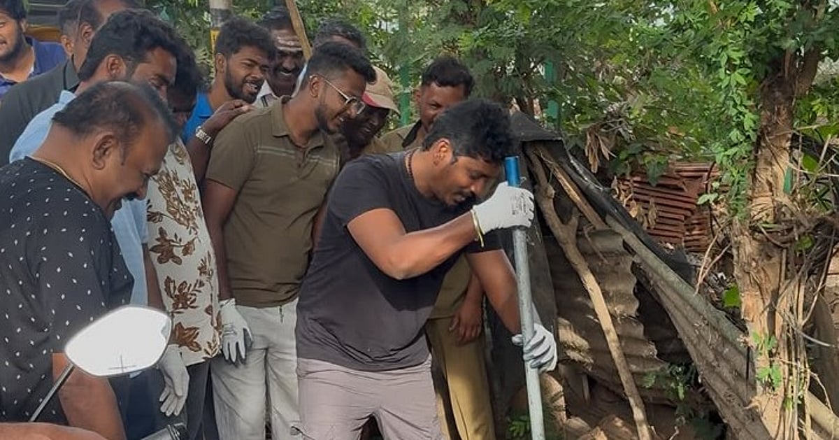 கிணத்துகடவு தொகுதியில் ஆய்வு; தூய்மைப் பணியாளர்களுடன் சாக்கடையைச் சுத்தம் செய்த அமைச்சர் விக்னேஷ் | Minister Vignesh cleaned sewerage along with sanitation workers